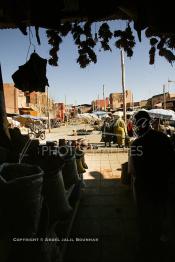 Image du Maroc Professionnelle de  Dans cette ancienne rue de la Rahba des Attarines (épiciers) au souk Semmarine de Marrakech, on trouve une multitudes d’épices ainsi que d’autres produits que l’on utilise pour la décoration des plats ou des paniers pour les grandes fêtes. Ce qui est insolite c'est que l'on y trouve aussi des objets bizarres qui sont destinés à la sorcellerie et à l’envoûtement, le 211 Février 2005. (Photo / Abdeljalil Bounhar)